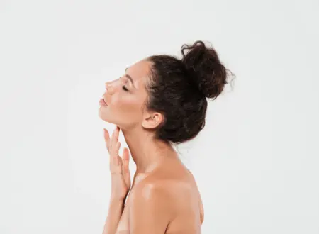 Le rasage de la trachée est une intervention chirurgicale de féminisation du visage qui réduit la taille de la pomme d'Adam en éliminant une partie du cartilage thyroïdien. Pour en savoir plus sur cette procédure, cliquez ici.