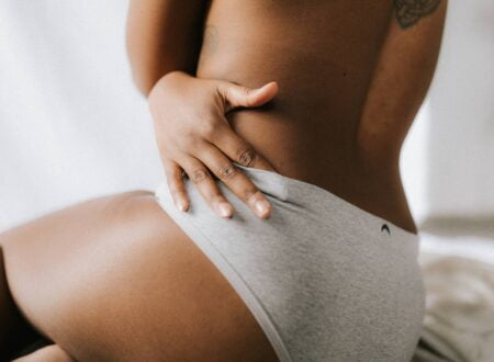 personne torse nu portant des sous-vêtements gris assis